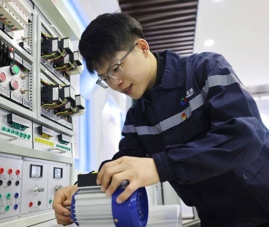 西部煤电集团泊江海子矿安装准备队技术员——樊亦航"青春啊,永远是