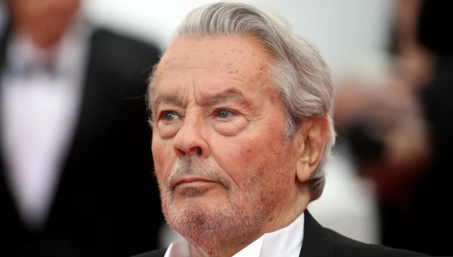 法国88岁传奇影帝阿兰·德龙家中搜出72支枪,3000多发弹药!精神状况堪