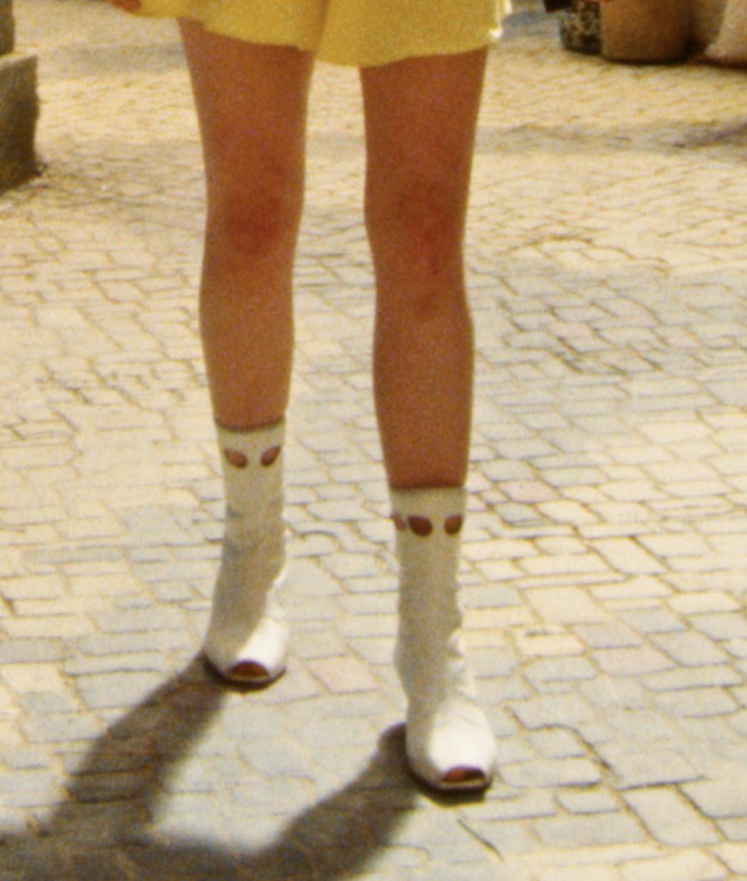 《可怜的东西》里美丽荒诞的裙子,是故事的另一种语