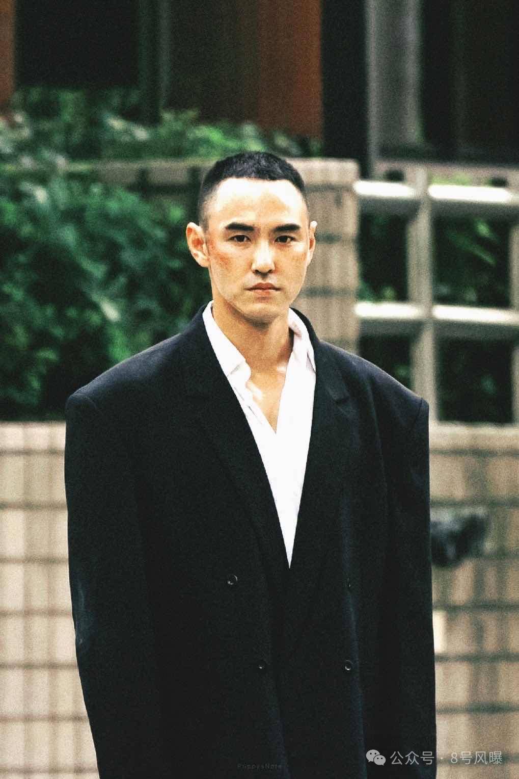 除了圆寸形象深入人心,他的头肩比也让不少人生羡,网友激动表示"屏幕