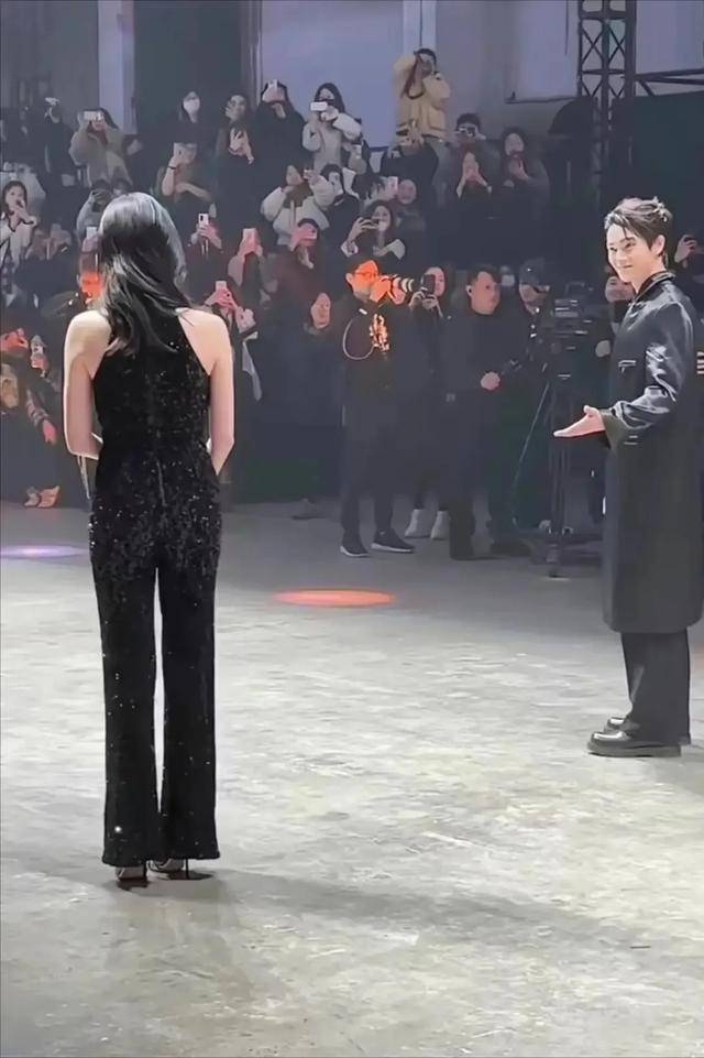 许凯竟然比穿了高跟鞋的超模都高!