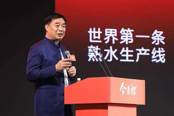 作者/杨梅来源/商业人物卖方便面起家的今麦郎,越来越卖力的卖水了.