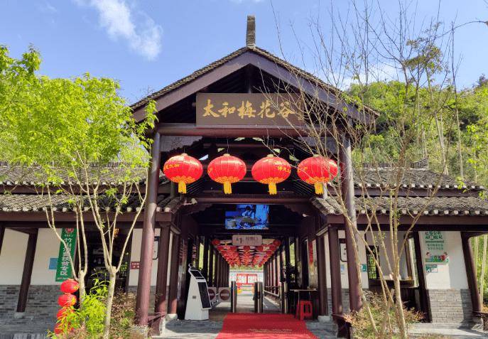 三,女娲山景区3月8日当天,女性游客可享受么门票8折优惠,即24元/张.