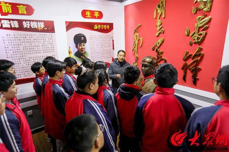 3月4日,在滕州市级索镇中学雷锋展馆,老师为学生们讲解雷锋生前的革命