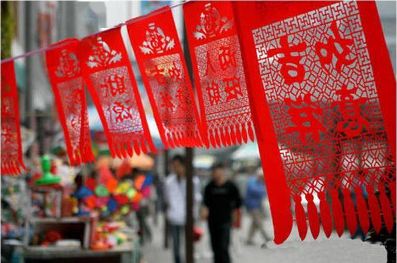 还有吃干饭,熬鲫鱼汤的食俗打成"钱囤"天津人会撕下贴了20多天的吊钱