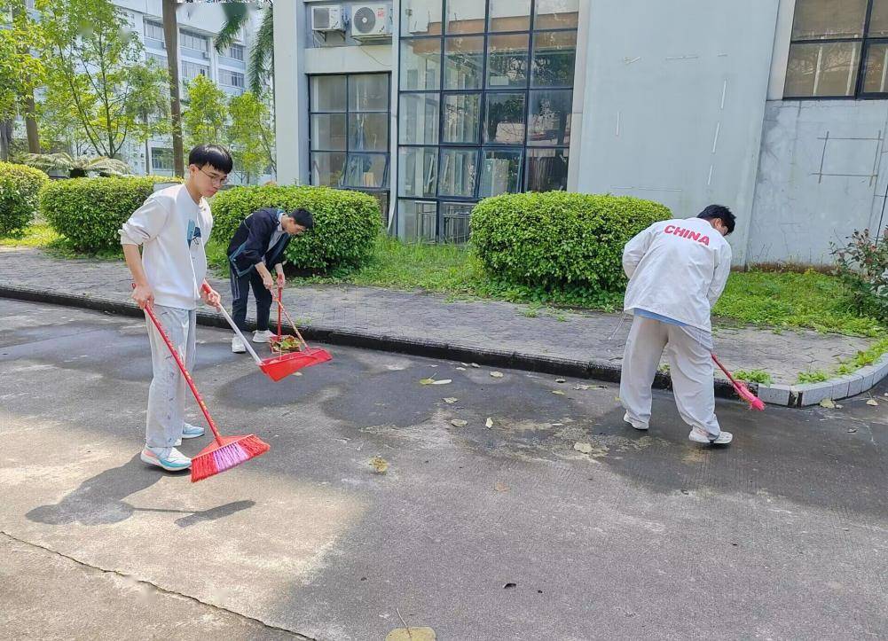 我校开展"开学第一课——校园绿色清洁" 学雷锋志愿服务活动