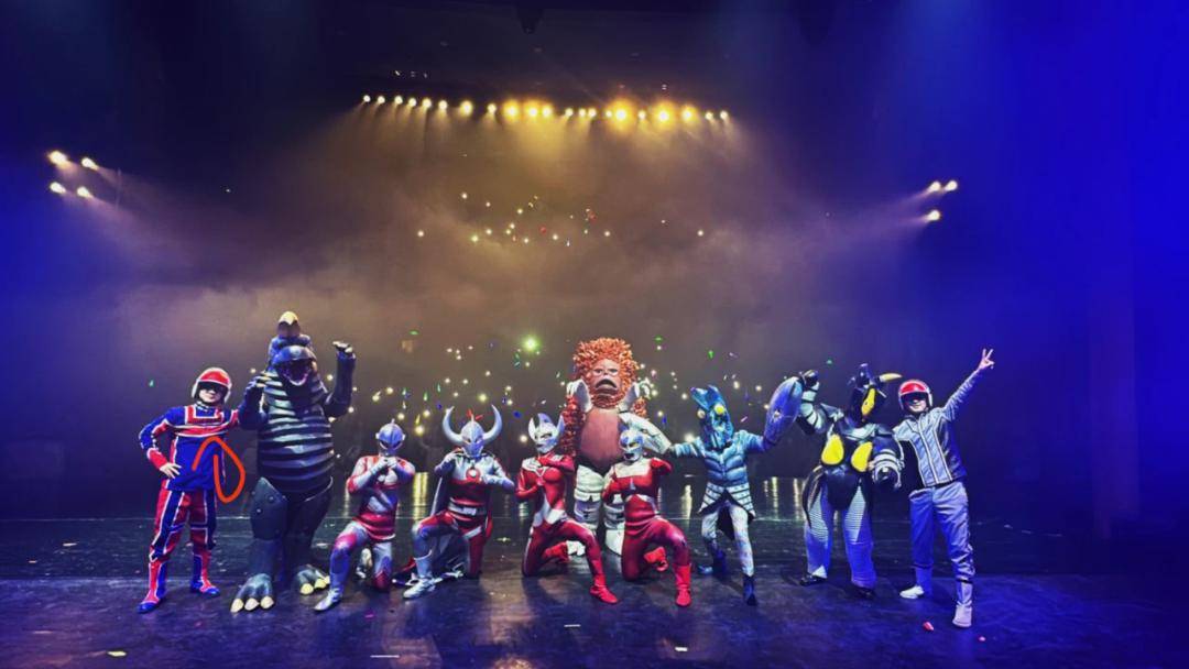 坦星人真身,杰克和重伤赛文一起出场,杰顿 布莱克王 将两个奥特曼击败