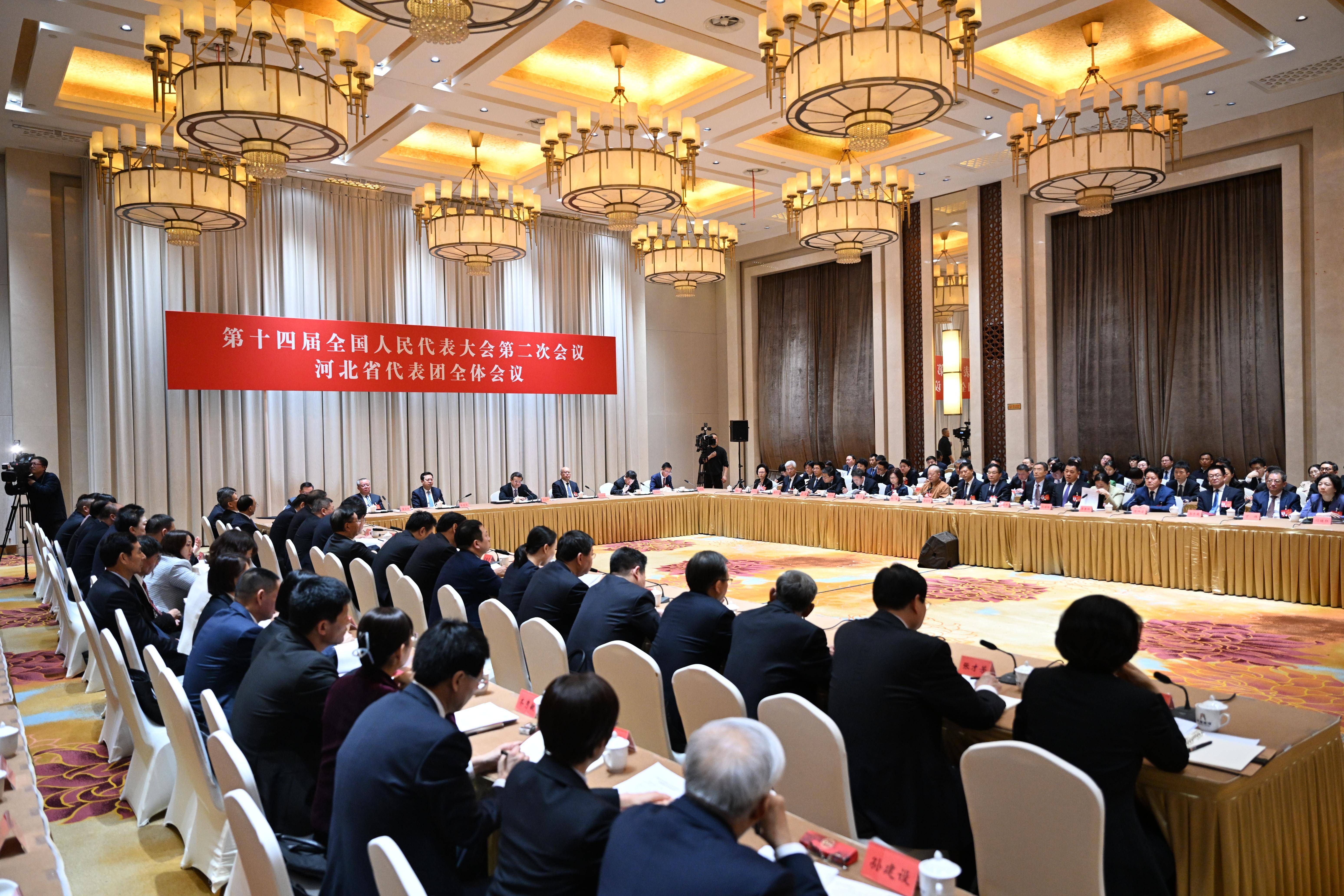 两会河北代表团举行开放团组会议