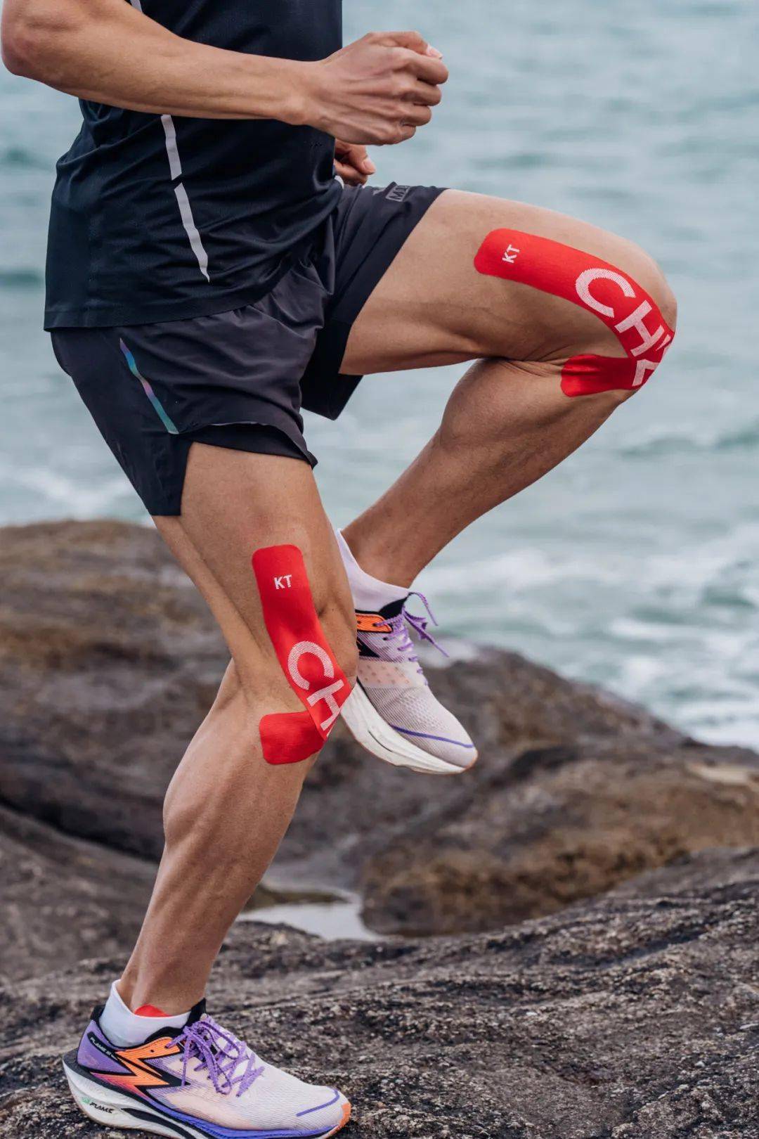 越野跑由于持续时间长,路面不平整,尤其是上坡和下坡,对肌肉群产生不