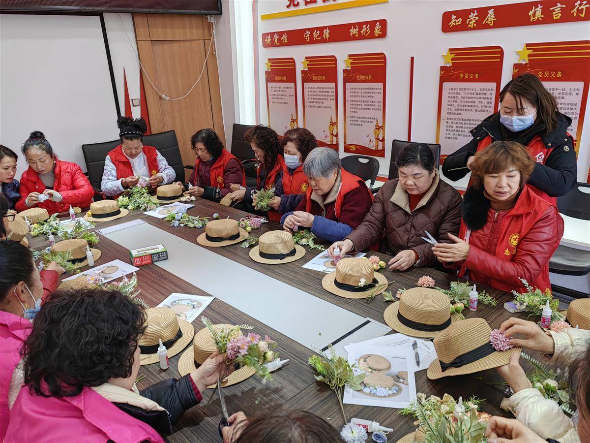 了"diy帽子簪花"手工活动,小区的老年居民们欢聚一堂,共庆三八妇女节