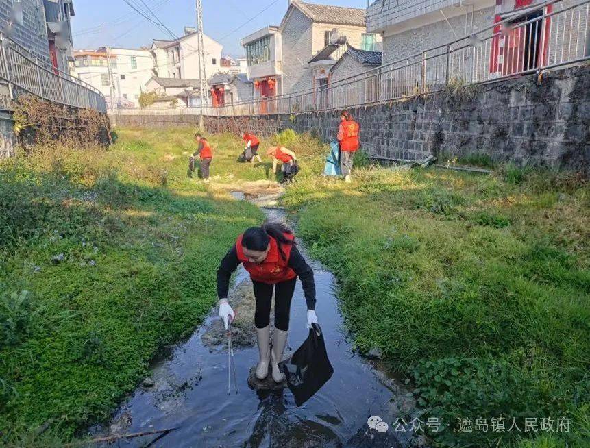 新时代文明实践团结社区清理河道垃圾美化河岸环境