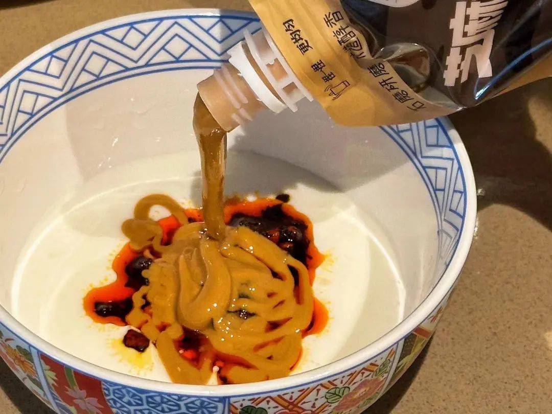 巴之后你就会得到这样子一份【酸妈酱】出锅后趁热拌开麻辣烫的样子