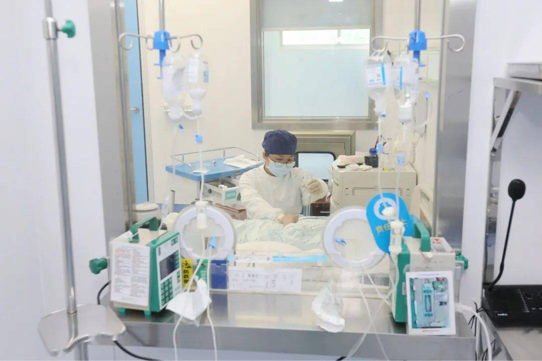 干细胞移植舱内——干细胞移植治疗重型地中海贫血患儿陈俊强说道