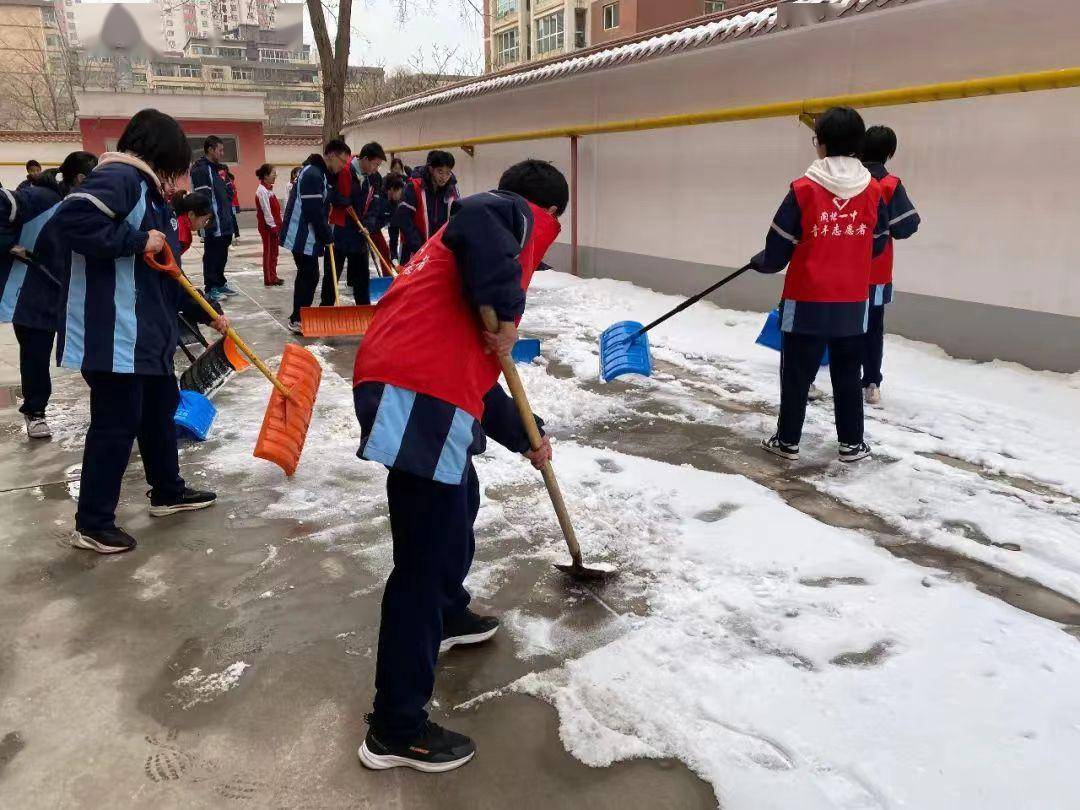 学雷锋兰州市各学校共青团少先队组织开展弘扬雷锋精神共建新时代美丽