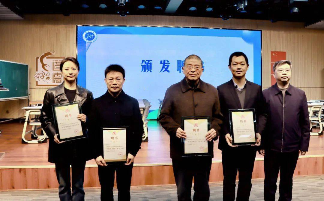 周琛博老师从横向对比,纵向勾连进行了文本解读;叶晶老师带领1914班