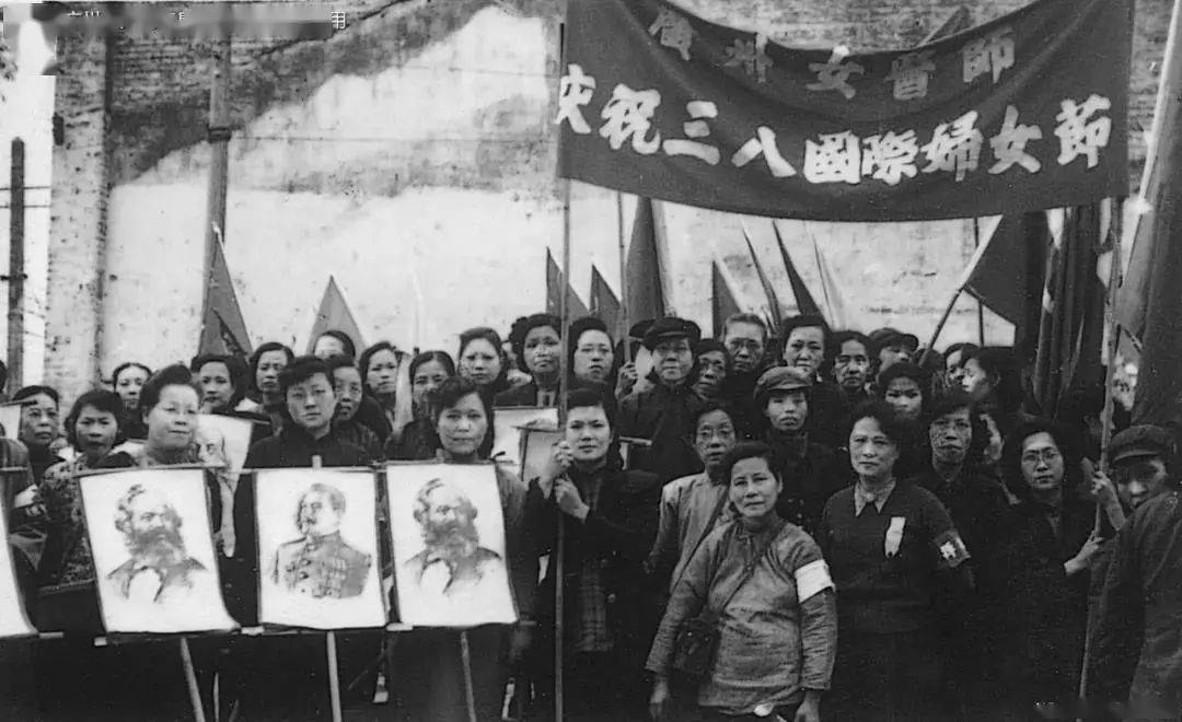 约20世纪50至60年代,广州女医师庆祝三八国际妇女节,女医师们举着