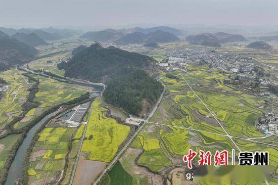 航拍贵州龙里湾滩河镇村寨春景