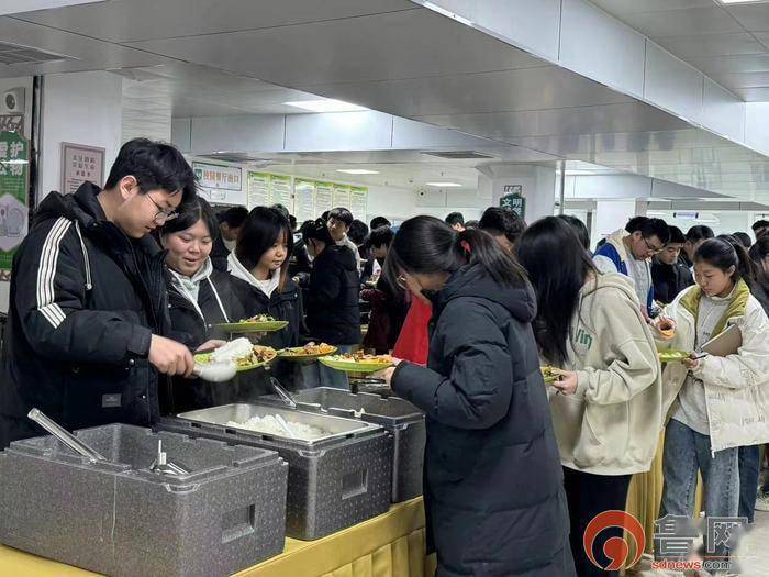 枣庄市辅仁高级中学食堂开启"自助餐"模式