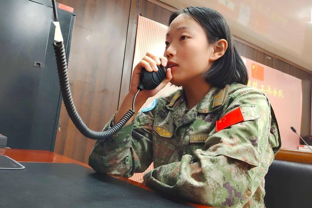 再从天安门走到海外维和战场,"中国女兵震撼世界"的标语,不仅仅是贴在