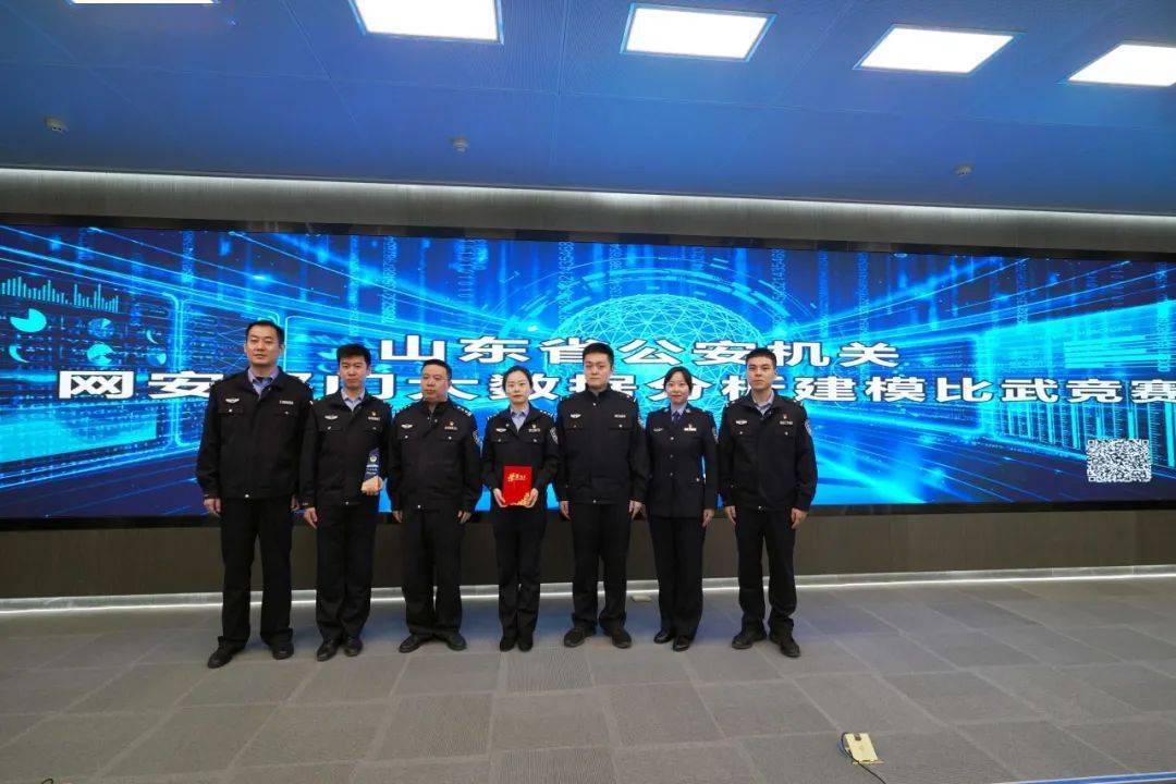 济南女网警致网络空间的绚丽警花