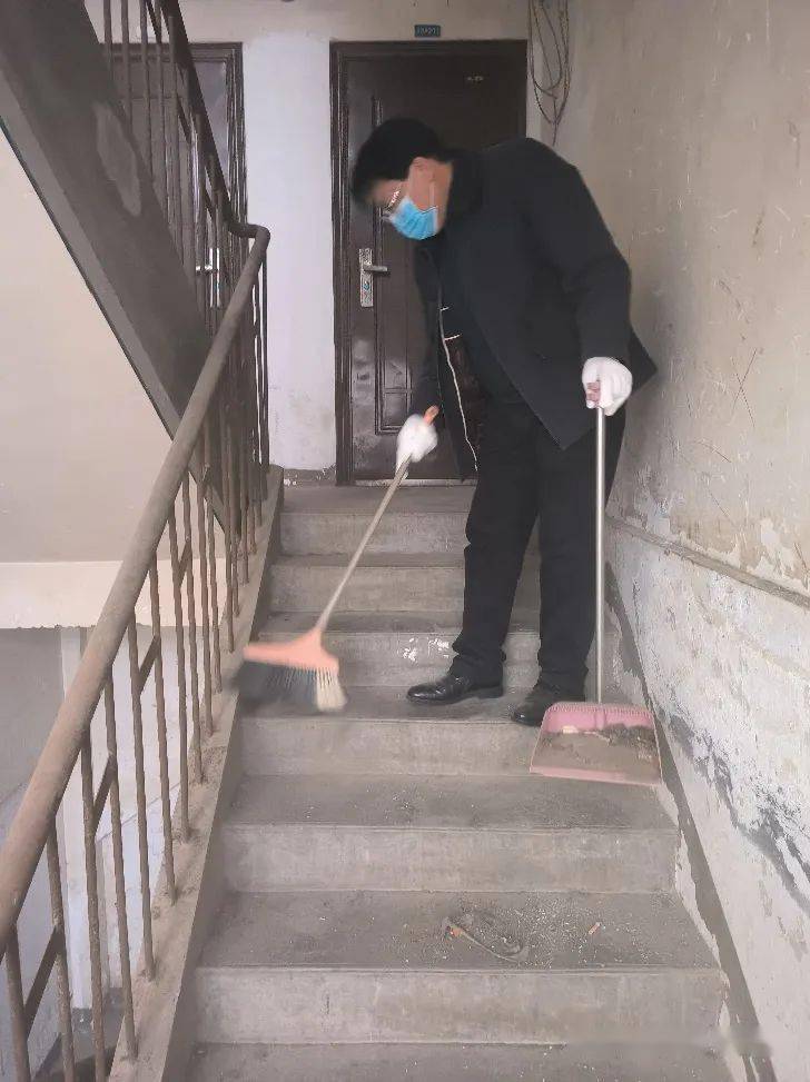 【院系动态】文法学院开展学雷锋清扫活动_教师公寓_楼道_曾贇