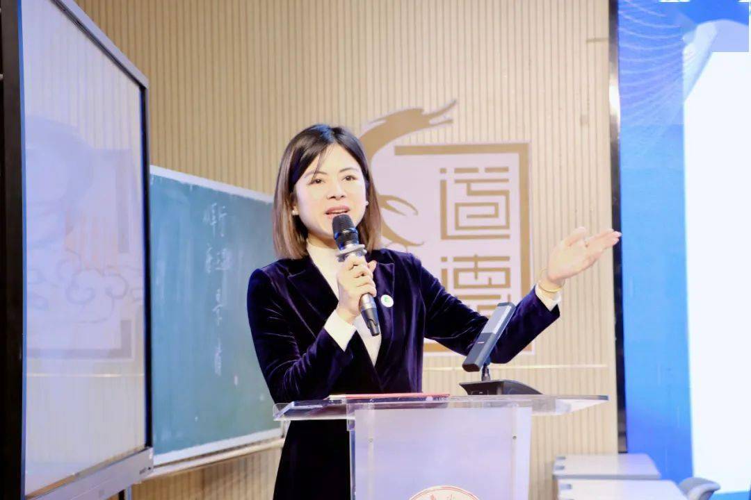 周琛博老师从横向对比,纵向勾连进行了文本解读;叶晶老师带领1914班