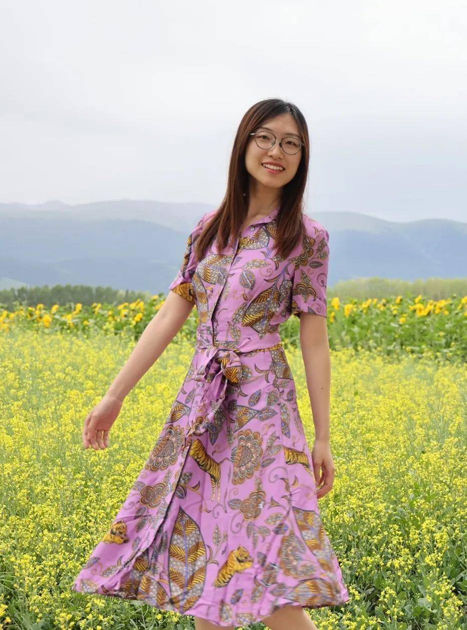 李秀玲  物理与光电工程学院硕士,毕业于华南师范大学.