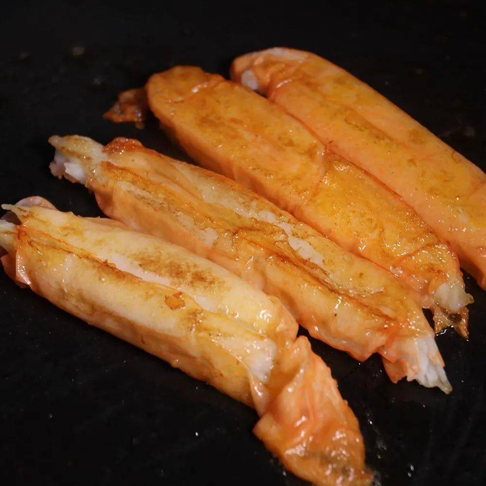 不像市面上的蟹柳都是淀粉,鱼肉也选用的是价格低廉的杂鱼为主,本品