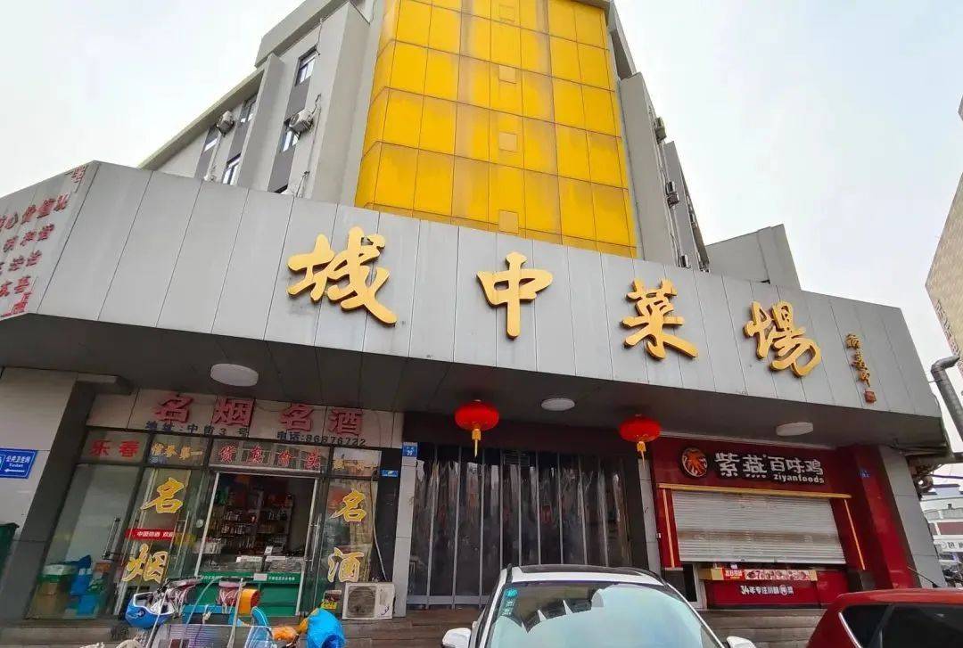 江阴城中菜场某水产行老板娘指着刚从箱子里取出的新鲜刀鱼,告诉记者