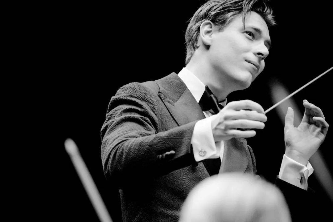 靓碟试听decca四十多年来首位签约的指挥家麦凯莱巴黎管弦乐团首张