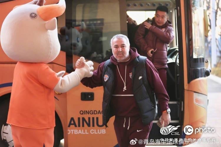 吉祥物犇犇亮相可爱的犇犇在第一个主场前和球迷们互动