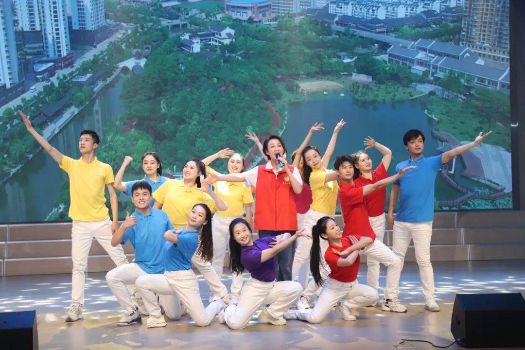 市委教育工委副书记张晶,市文明办副主任左雪松出席活动.总有一种力量