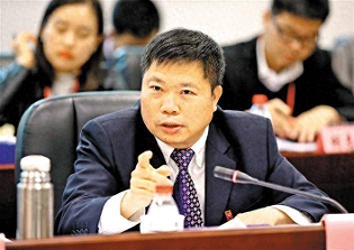 工作_宝安区_何奕飞