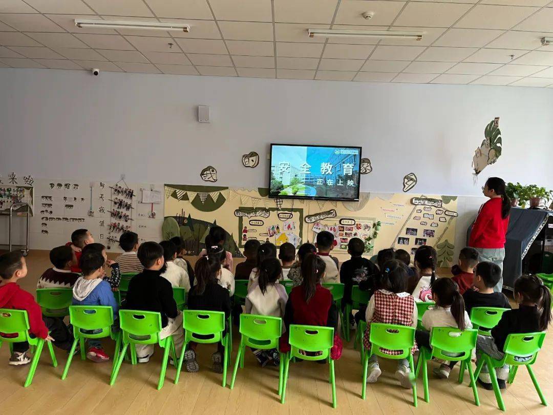 火速行动以练为战万荣县五一幼儿园开展消防安全系列活动