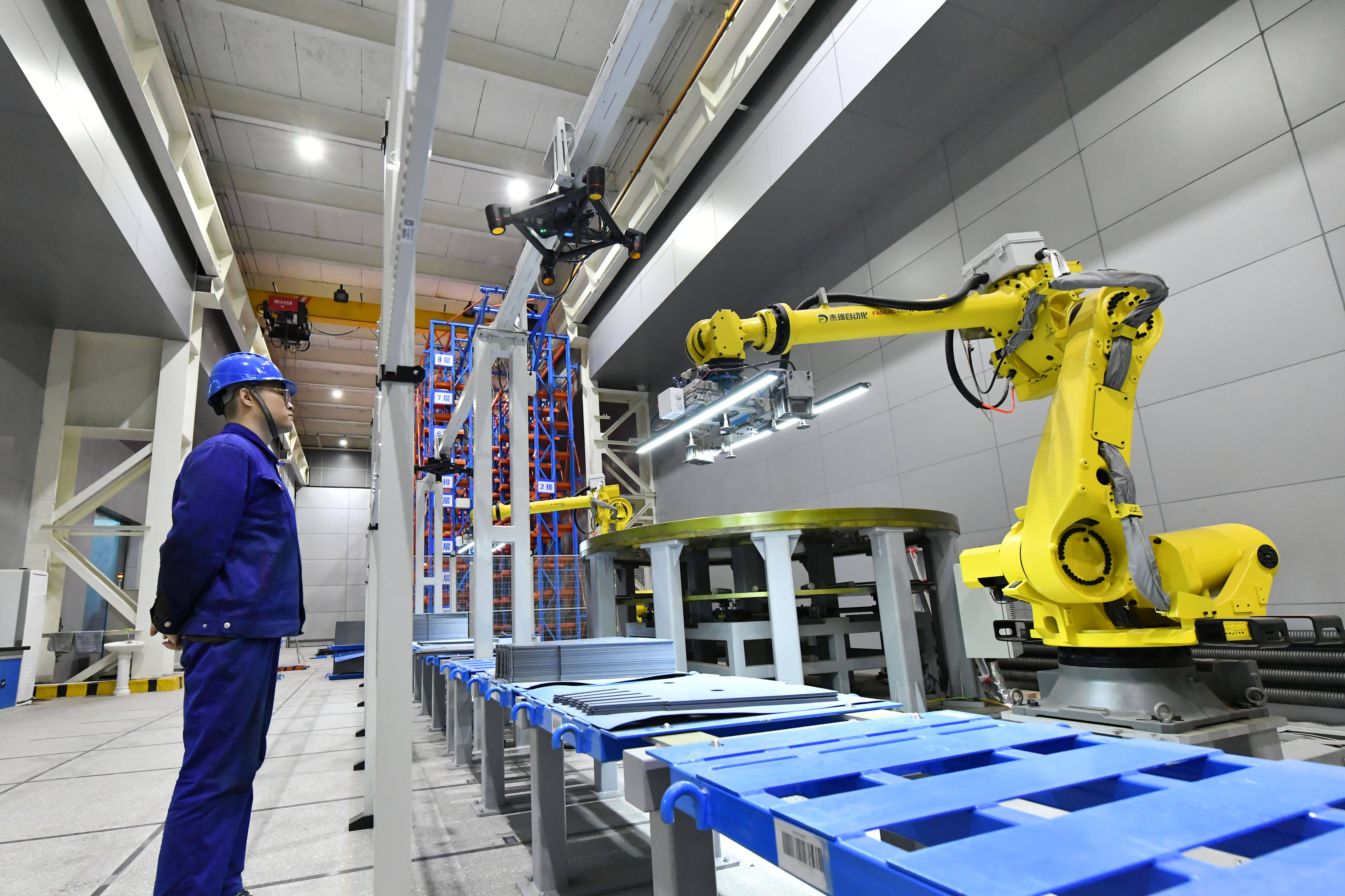 新华社记者带你听两会|聚焦盛会创"未来"_发展_产业_生产线