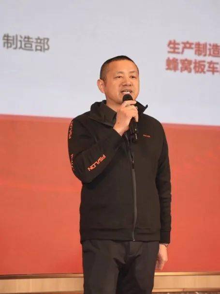 法狮龙事业本命年,法狮龙董事长沈正华对到场的经销商家人们表示热烈