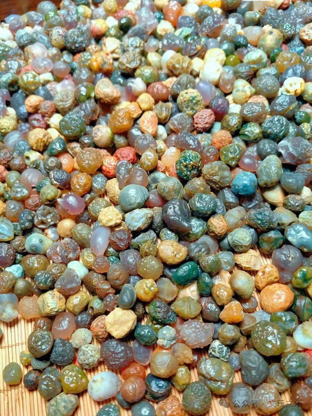 去阿拉善沙漠见到这种酷似经脉的石头一定收起来价格蛮贵的