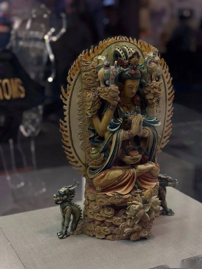 剑,宋代的观音立像,我国特有的孔子鸟化石,以及无比精致的象牙雕塑