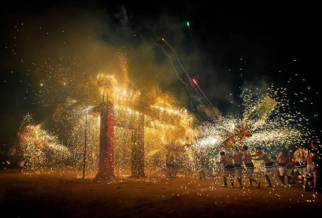 众人抬火龙,广东省梅州市,2018年3月郭劲瑜抬火龙行进中,广东省梅州市