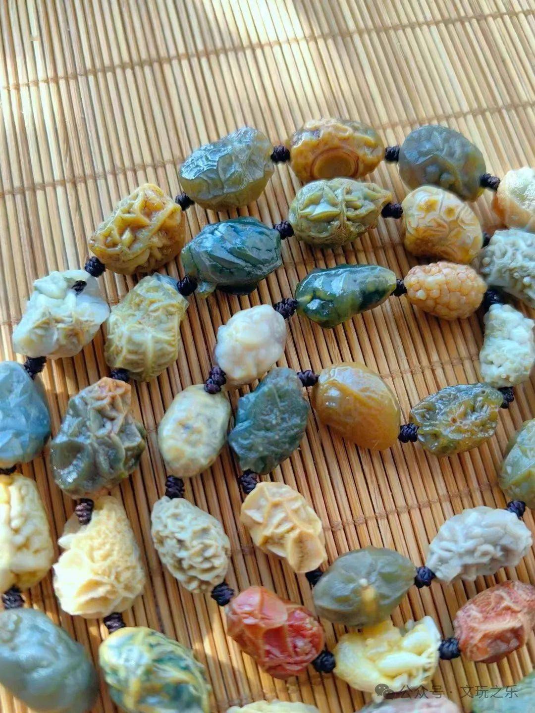 去阿拉善沙漠见到这种酷似经脉的石头一定收起来价格蛮贵的