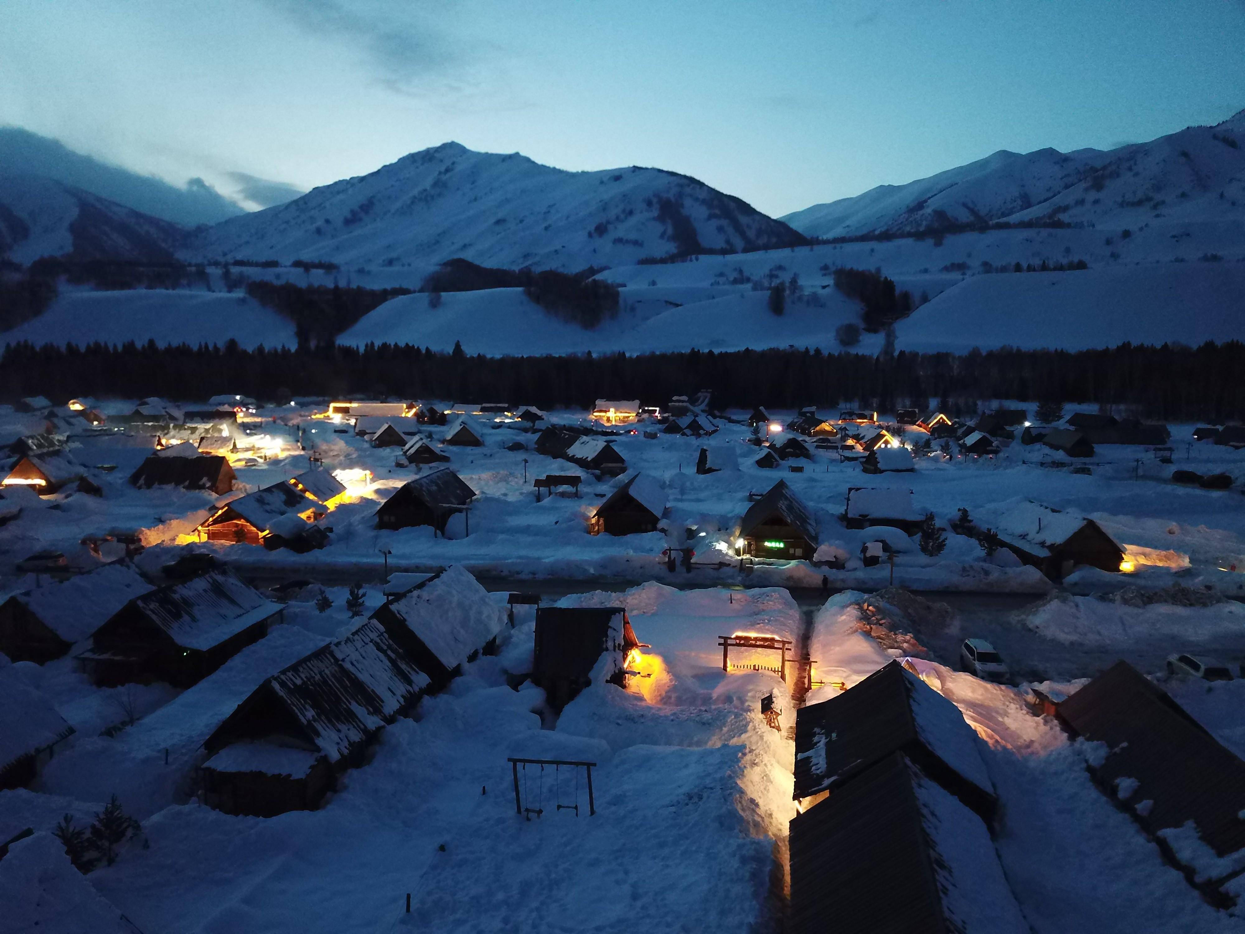 新疆禾木:旅游热温暖冬季童话小村_新华社_游客_滑雪场