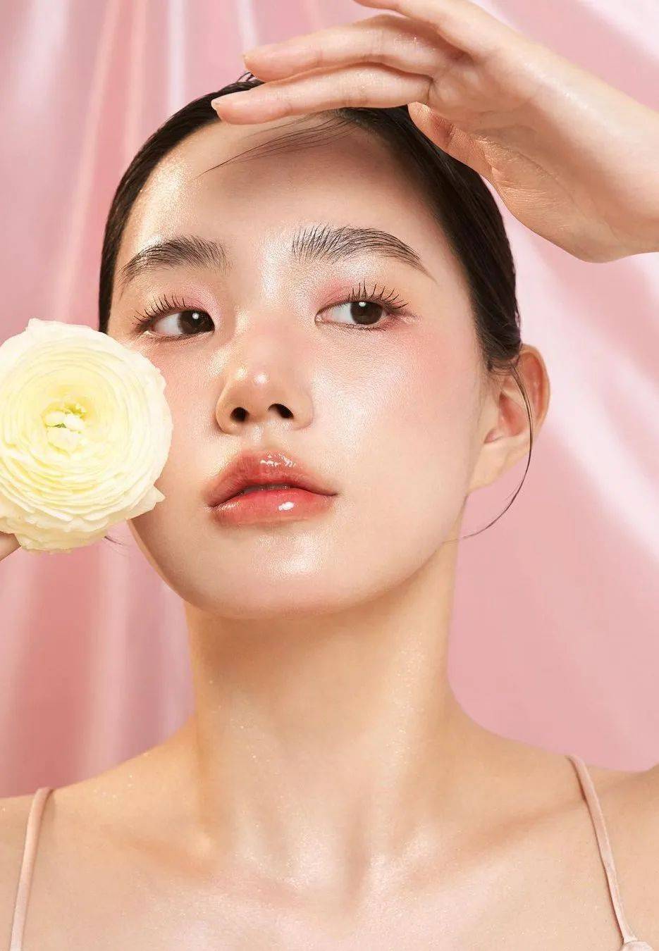 听说今年东亚女生更偏爱水光妆了