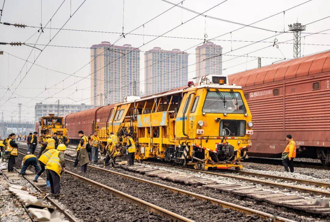 线路质量提高线路通行能力↓↓↓柳州工务机械段百人大作战3月5日晚