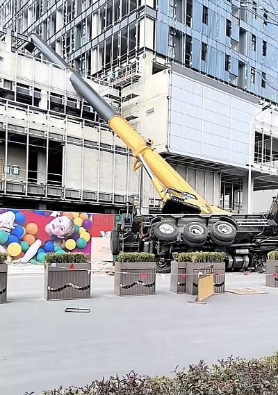 称浦东新区创新中路上一在建工地外发生惊险一幕:一辆吊车疑在作业