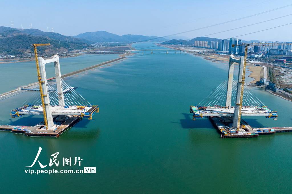 浙江宁波梅山水道桥施工正酣