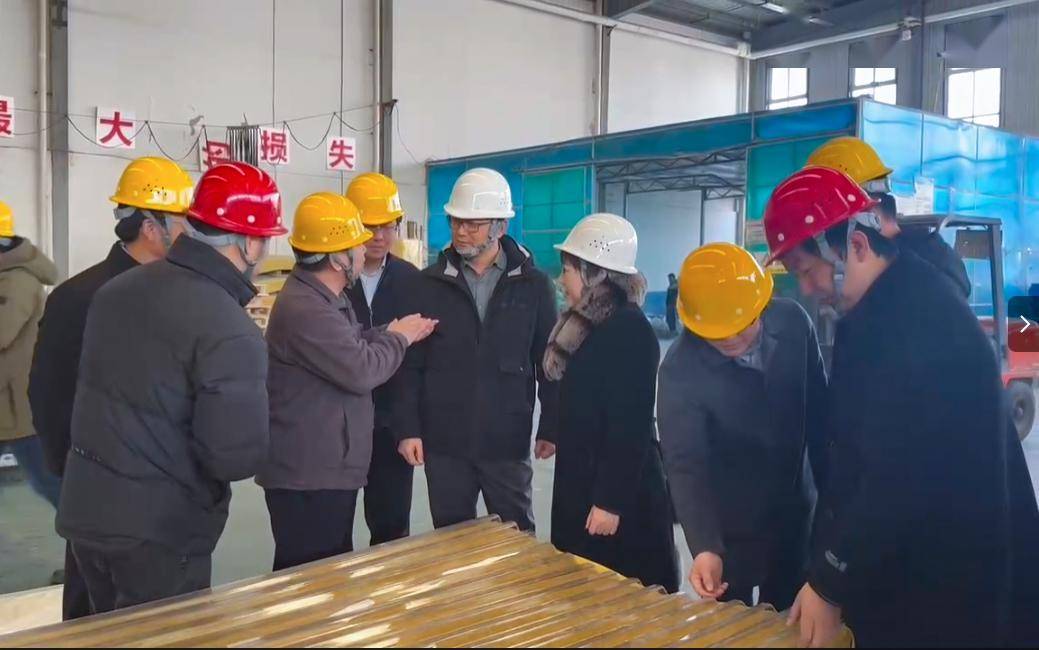 徐澜总经理陪同肖斌一行参观优尼科工厂,并详细介绍了pc板材原料使用