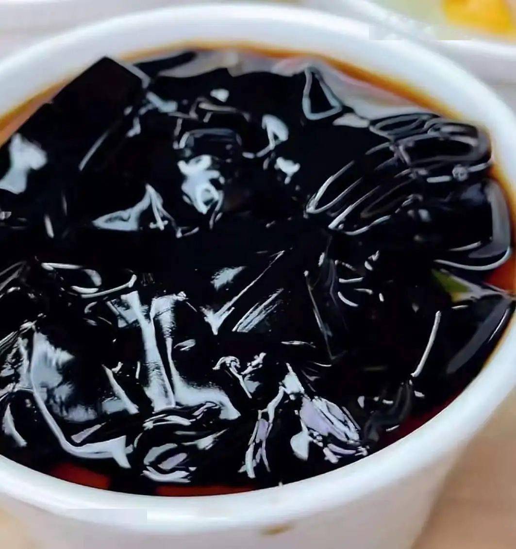 图源网络龟苓膏,烧仙草和黑凉粉,虽然看起来都差不多,但其实各不相同.