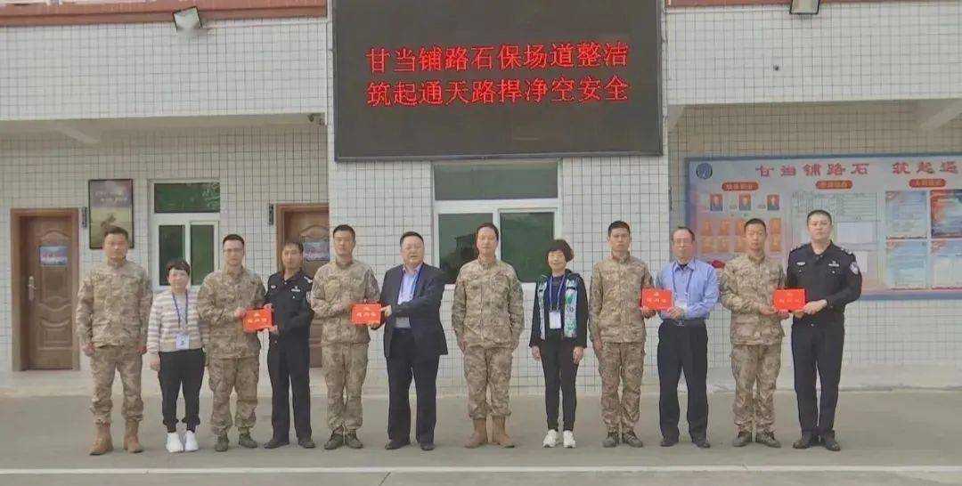 【暖在鮀城】空军官兵勇救落水女子 见义勇为受嘉奖_人民_汕头_行为
