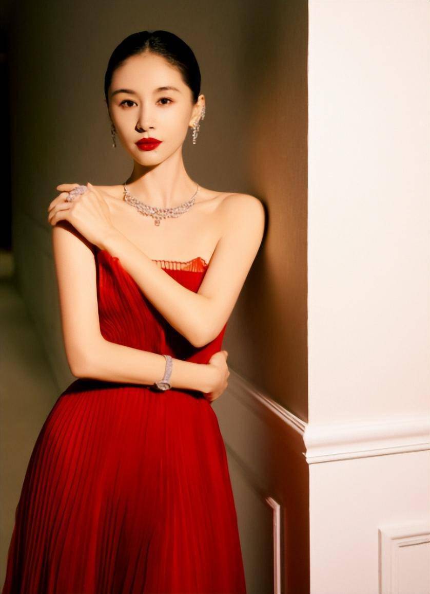 跟吴永恩分开之后,王子文红色抹胸裙出镜,美美哒!_感情_爱情_邂逅