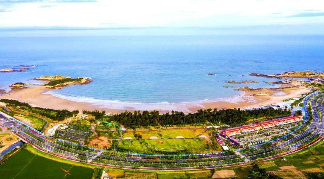 整个海岸线滨海水域宽阔,沙滩连绵,海水清沏湛蓝,岛礁棋布,还有充满